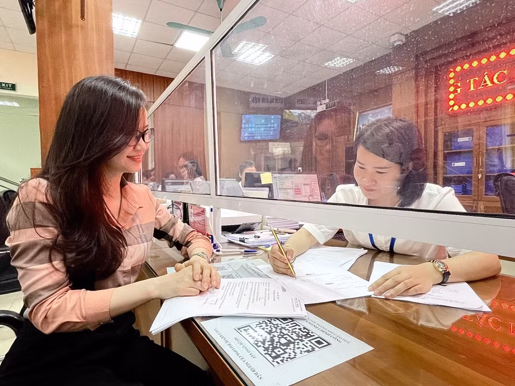Cán bộ Trung tâm Hành chính công TP Cẩm Phả hướng dẫn người dân, doanh nghiệp giải quyết các thủ tục hành chính.
