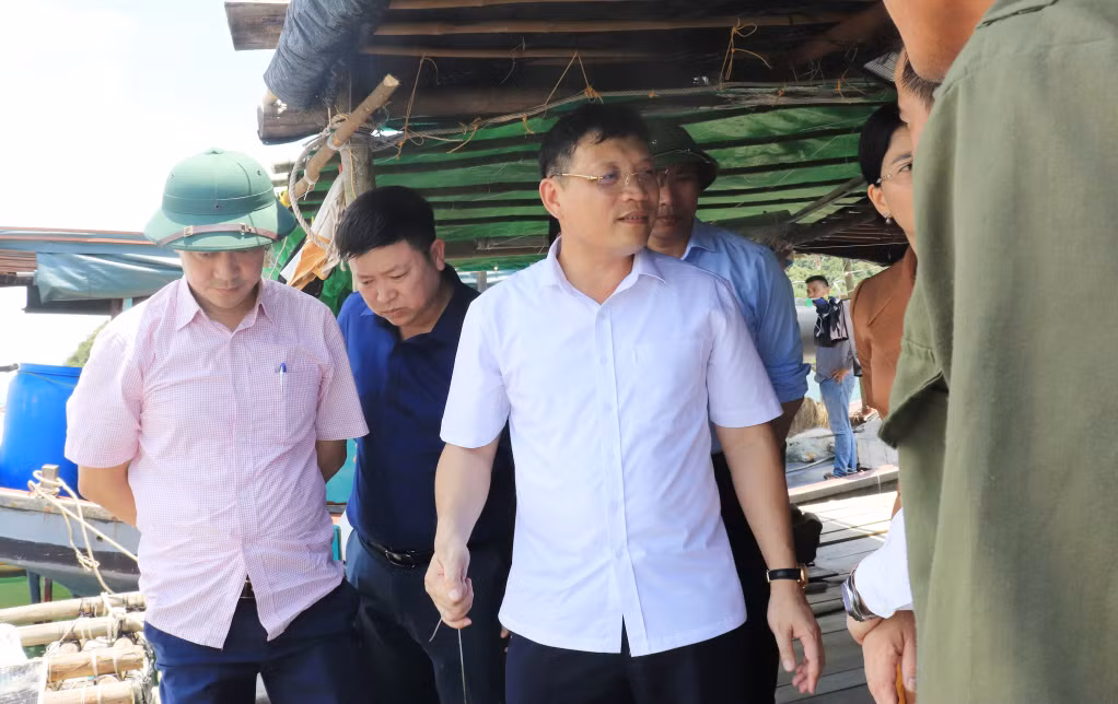Đồng chí Nghiêm Xuân Cường, Phó Chủ tịch UBND tỉnh khảo sát tại HTX Thương mại và nuôi trồng thủy sản Đầm Hà.