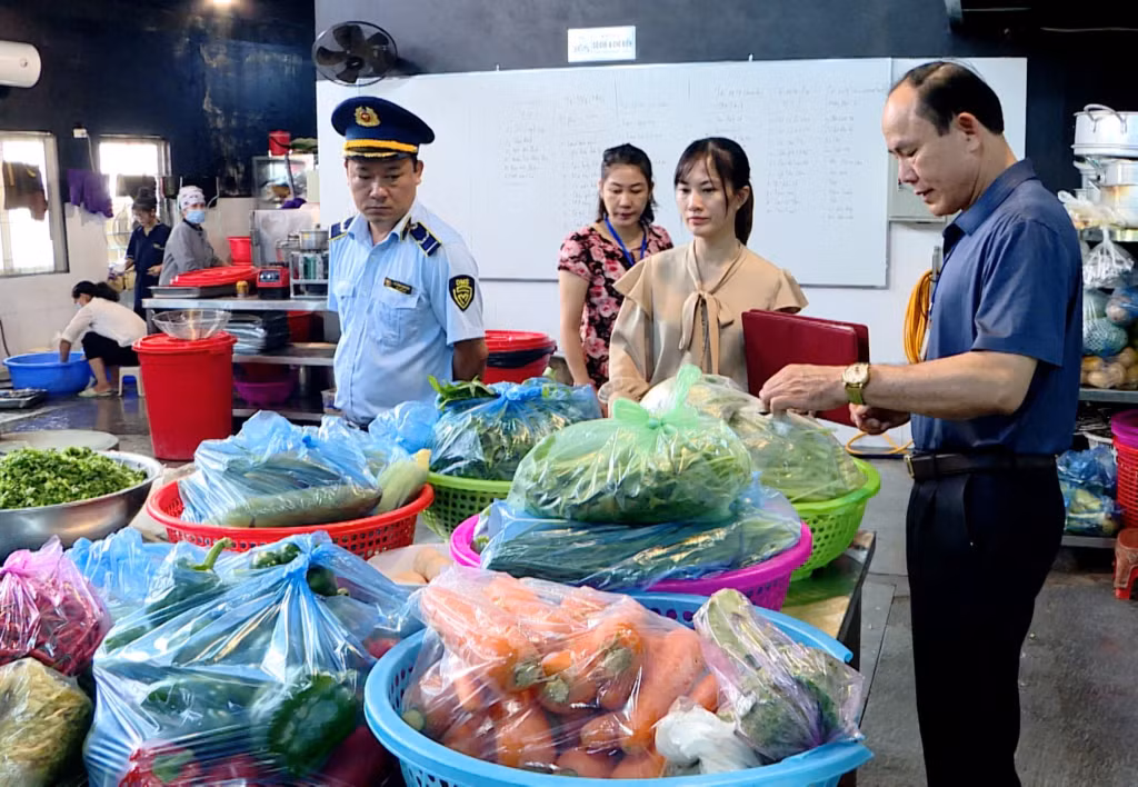 Đoàn kiểm tra liên ngành TP Hạ Long kiểm tra việc thực hiện quy định ATTP tại một nhà hàng trên địa bàn thành phố.