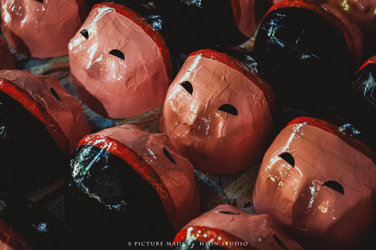 Bồi xong, mặt nạ được mang đi phơi khô tự nhiên từ 1-3 ngày, tùy điều kiện thời tiết để giữ nguyên hình dạng. Ảnh: Nguyễn Hồng Sơn