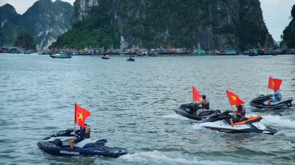 Chiều 21/8, Câu lạc bộ moto nước Hạ Long tổ chức tập luyện chạy theo đội hình, diễu hành với cờ Tổ quốc.