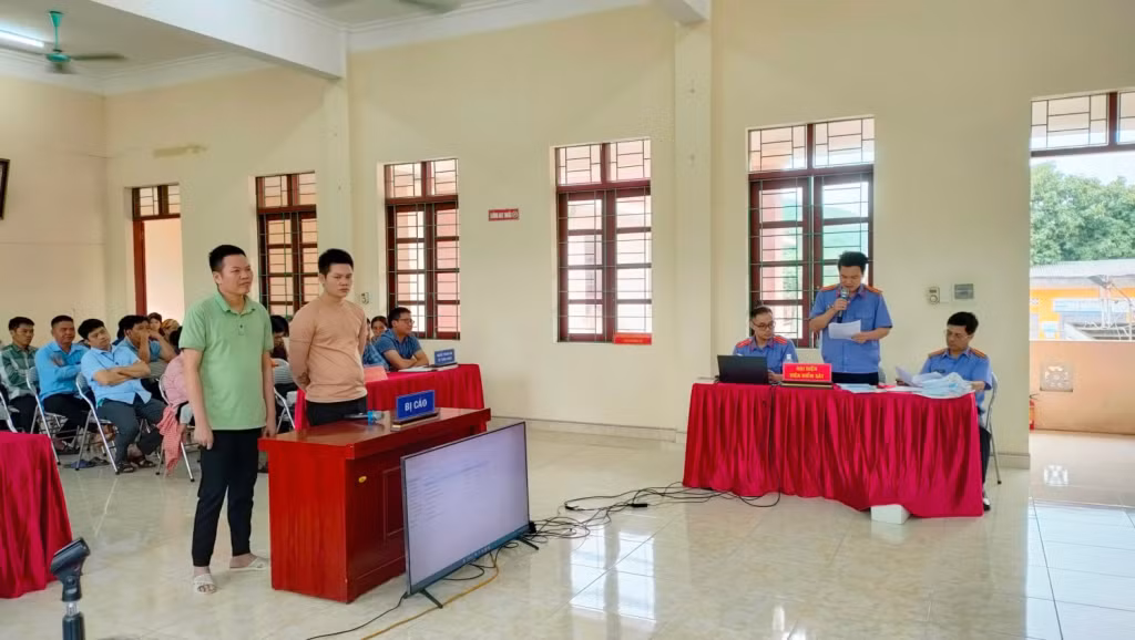 Phiên tòa xét xử 2 bị cáo Chíu Văn Thắng và Choỏng Quay Hành. Ảnh: CA huyện Tiên Yên cung cấp.
