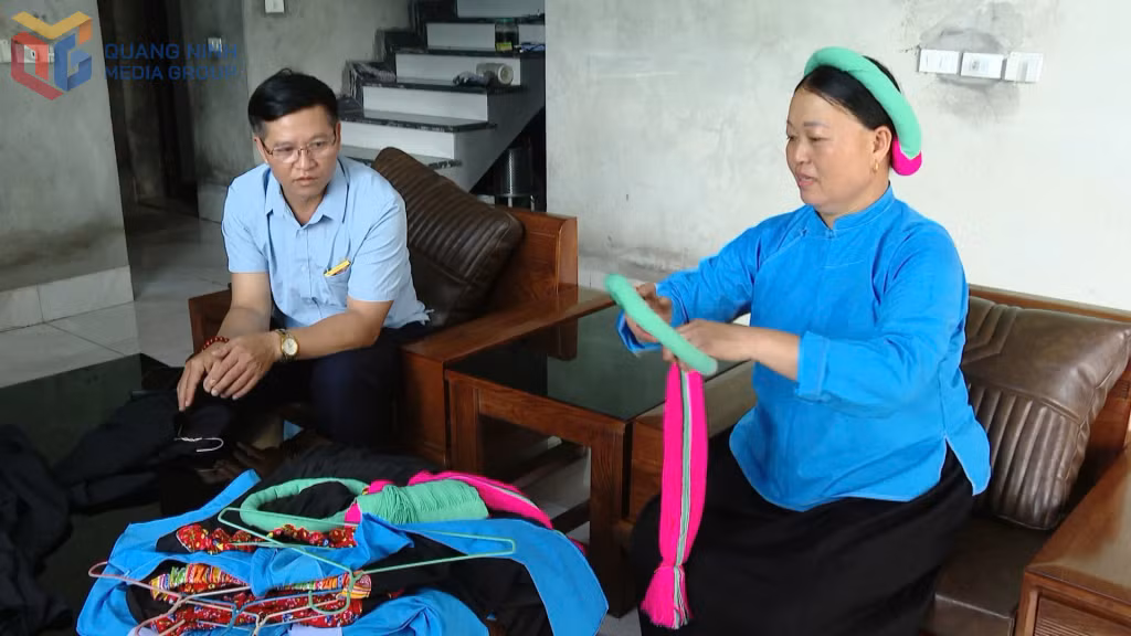 Chị Trần Chắn, Bản 26 hộ là người may đo trang phục dân tộc Sán Chỉ rất đẹp.