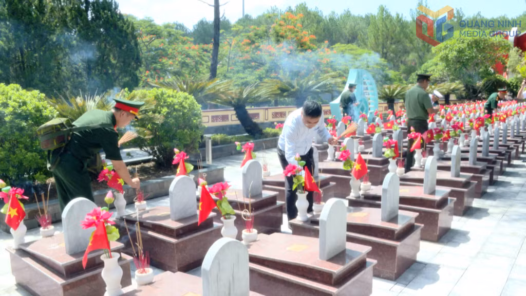 Đoàn công tác thắp hương tại Khu mộ liệt sĩ tỉnh Quảng Ninh tại&nbsp;Nghĩa trang Liệt sĩ Quốc gia Trường Sơn.