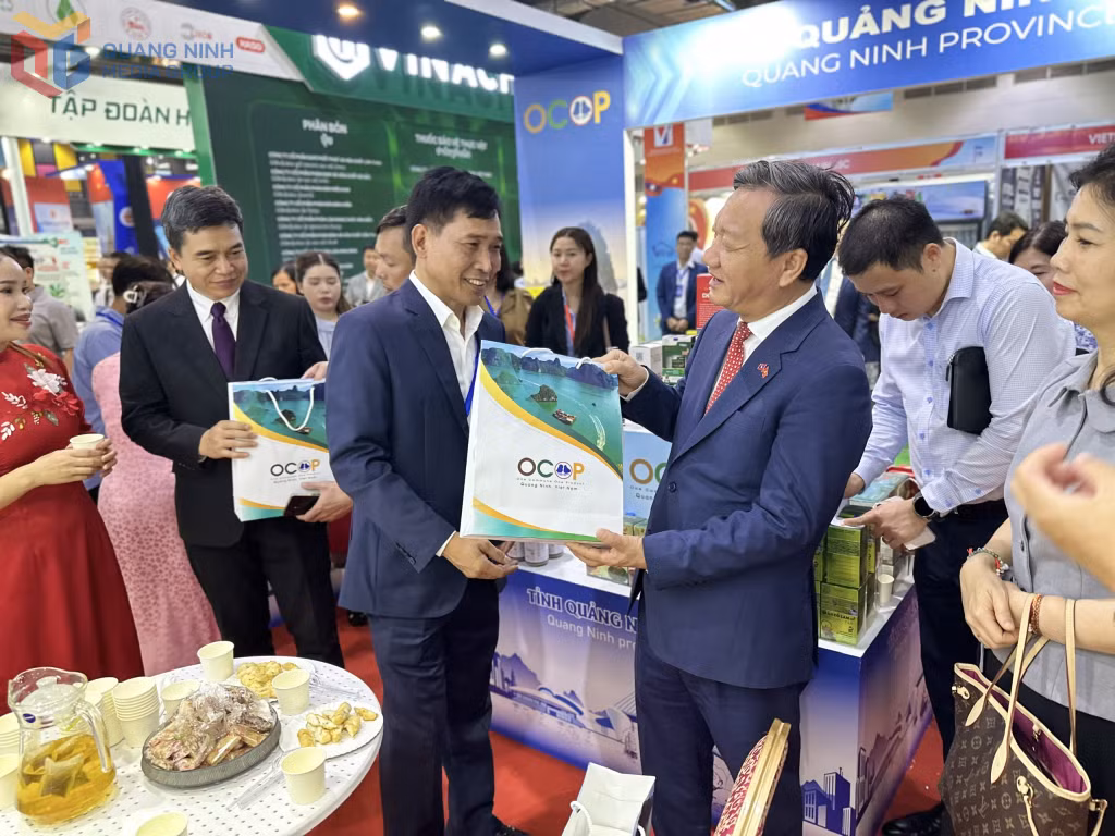 Các đại biểu tham quan gian hàng của tỉnh Quảng Ninh tại Hội chợ VIETLAO EXPO 2026.