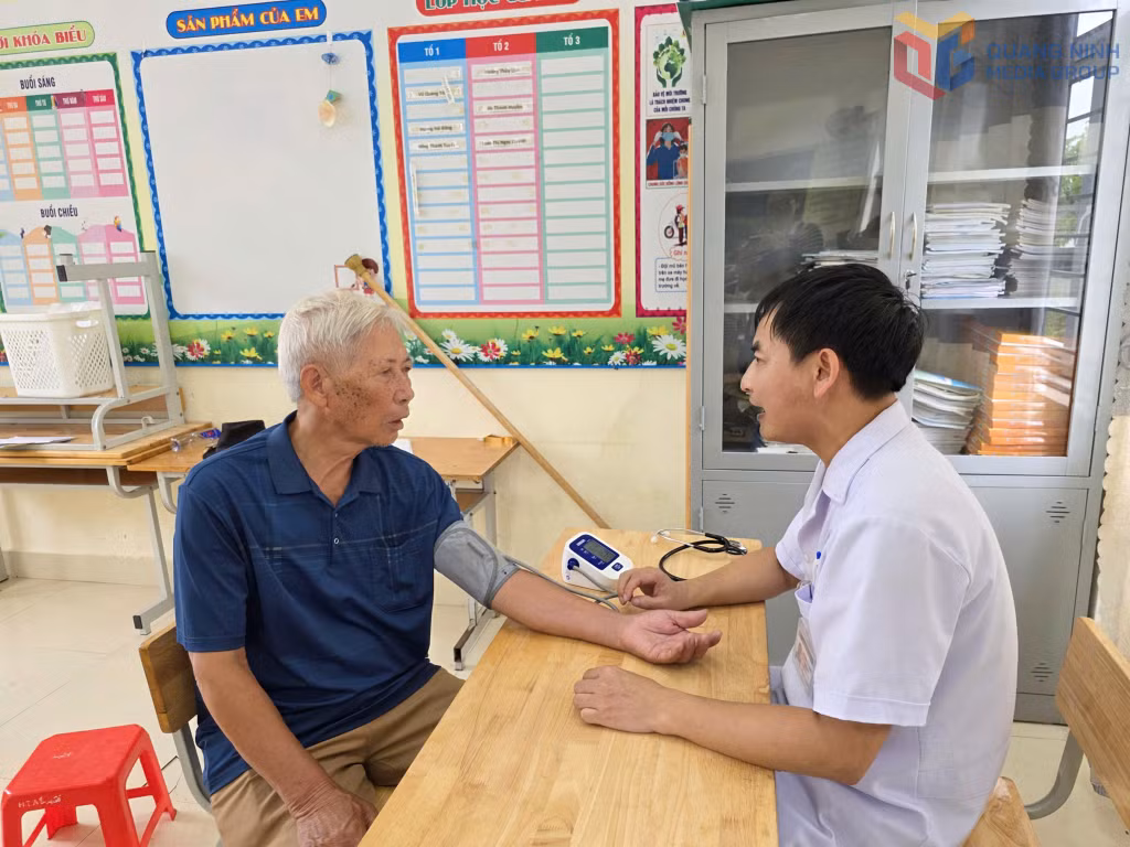 Bác sĩ Nguyễn Văn Trọng, Phó Giám đốc Trạm Y tế xã Quảng Hà, tư vấn cho người dân được phát hiện tăng huyết áp qua khám sàng lọc.