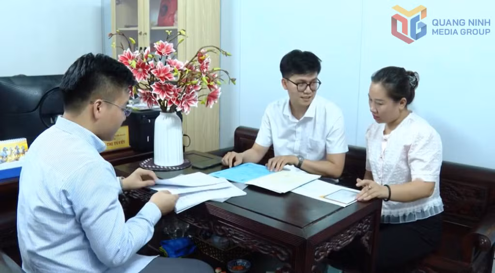 Cán bộ phường Hoàng Quế nắm tình hình, trao đổi với hộ kinh doanh về thủ tục pháp lý liên quan khi chuyển đổi mô hình hoạt động.