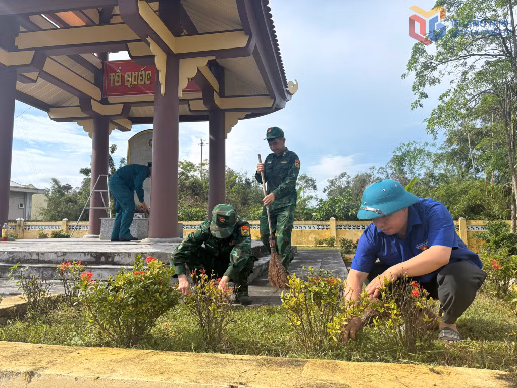Đồn Biên phòng Cửa khẩu Cảng Vạn Gia phối hợp với Đoàn Thanh niên xã Vĩnh Thực tổ chức tổng dọn vệ sinh, chỉnh trang khuôn viên Đài tưởng niệm các Anh hùng liệt sĩ trên địa bàn.