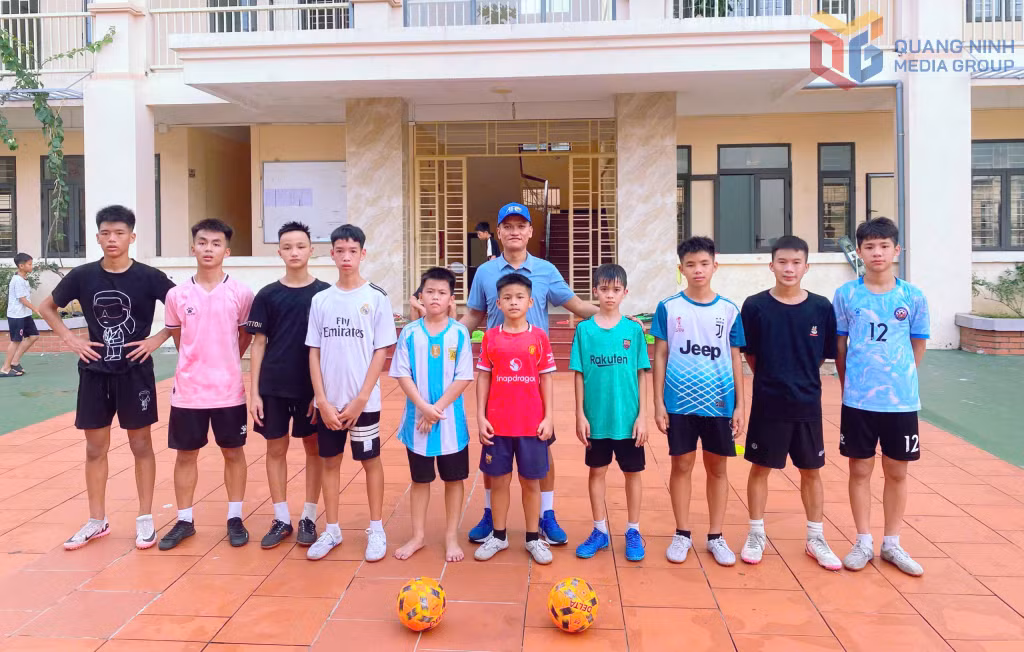 Trẻ em tại Cơ sở 2 Trung tâm Trợ giúp xã hội tỉnh tham gia lớp dạy đá bóng.