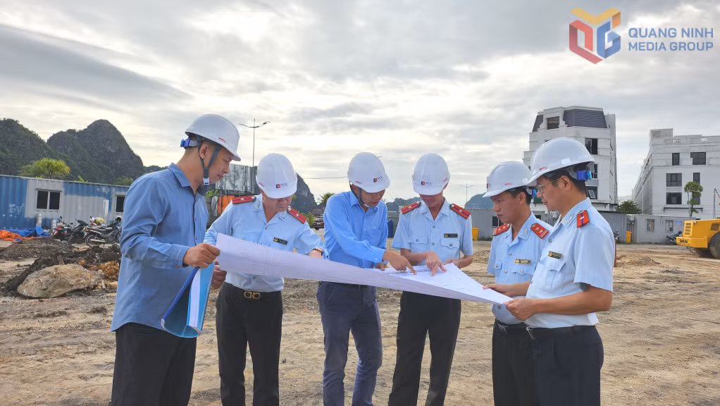 Thanh tra tỉnh kiểm tra hiện trường dự án Khu nhà ở và dịch vụ thương mại (phường Hà Tu).