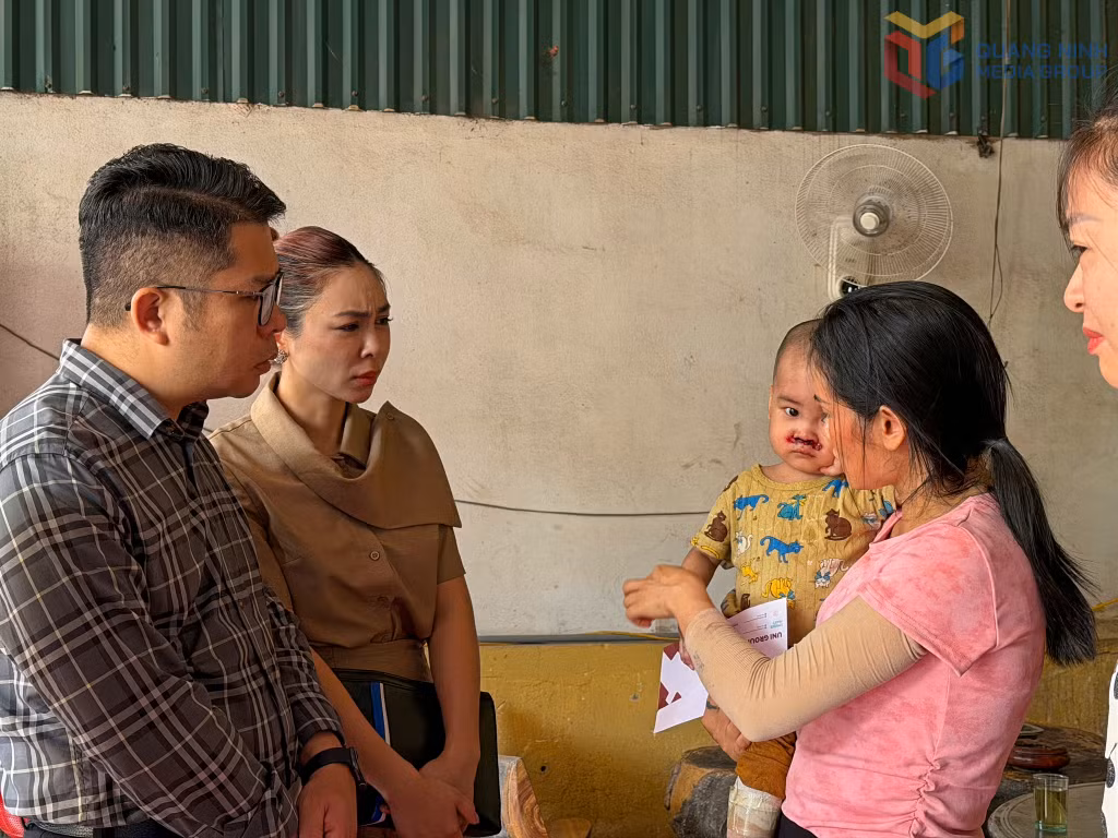 Chị Trần Thị Phương đỡ đầu cho cháu Nguyễn Trường An (sinh năm 2023) bị mắc bệnh hiểm nghèo.