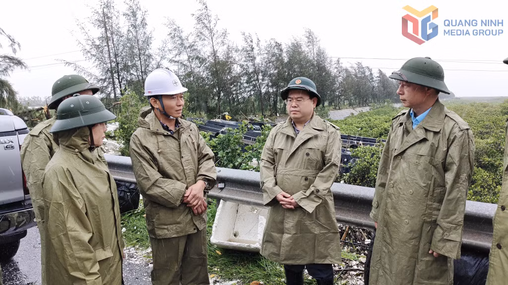 Đồng chí Bí thư Tỉnh ủy kiểm tra tình hình và chỉ đạo khắc phục thiệt hại hệ thống điện trên địa bàn phường Móng Cái 1. Ảnh: Minh Hà