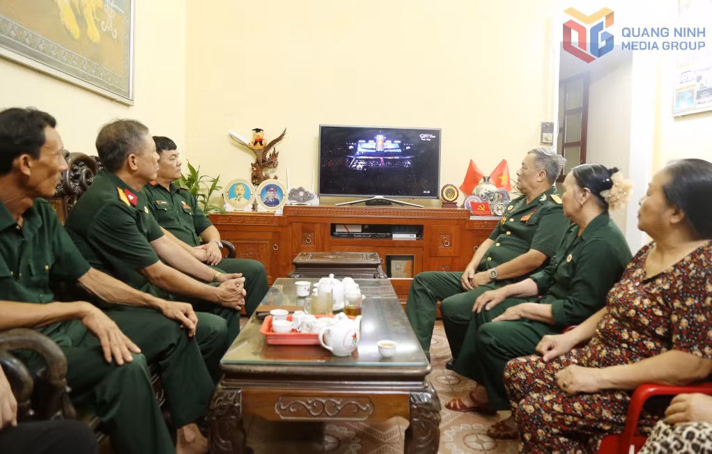 Gia đình ông Bùi Quang Pheo (phường Hiệp Hòa) cùng đồng đội chăm chú theo dõi từng chương của chương trình được truyền hình trực tiếp trên sóng truyền hình.
