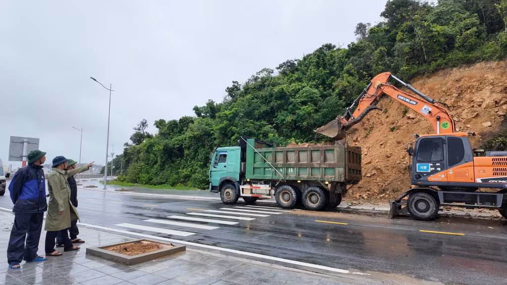 Lãnh đạo UBND Đặc khu chỉ đạo khắc phục khu vực sạt lở tại đường ra Khu dịch vụ Hậu cần nghề cá Bắc Vịnh Bắc Bộ. Ảnh: Thu Báu-CTV