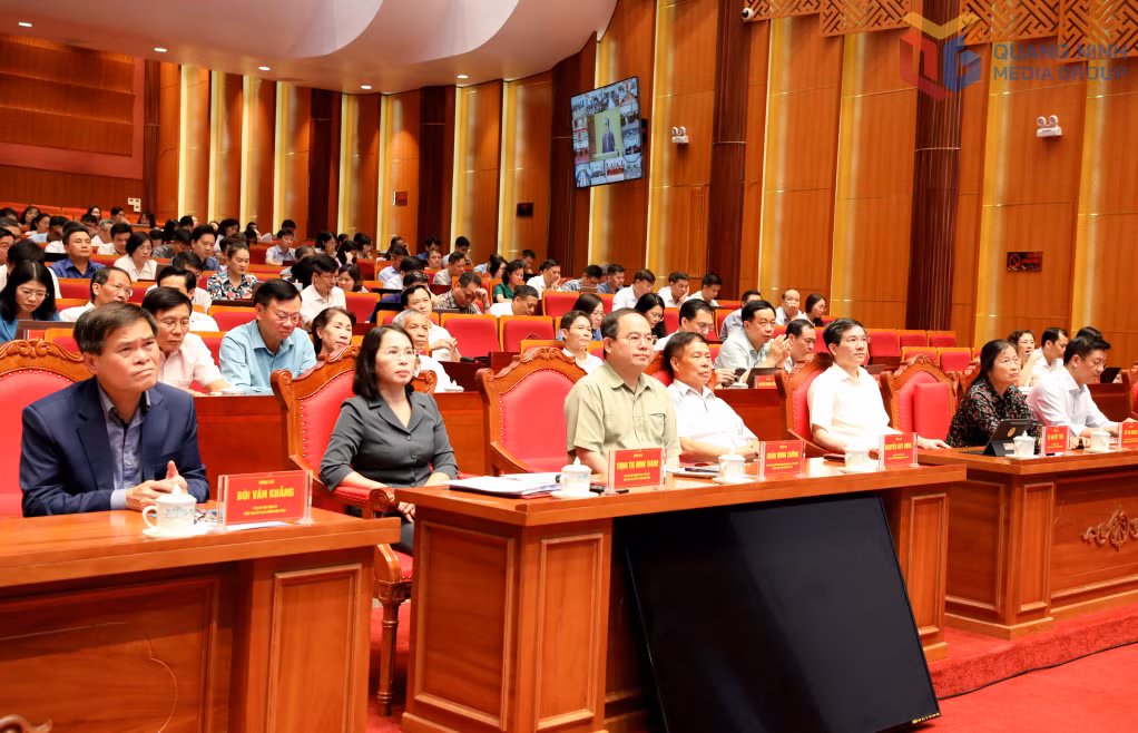 Các đồng chí lãnh đạo tỉnh, nguyên lãnh đạo tỉnh dự hội nghị tại điểm cầu Quảng Ninh.