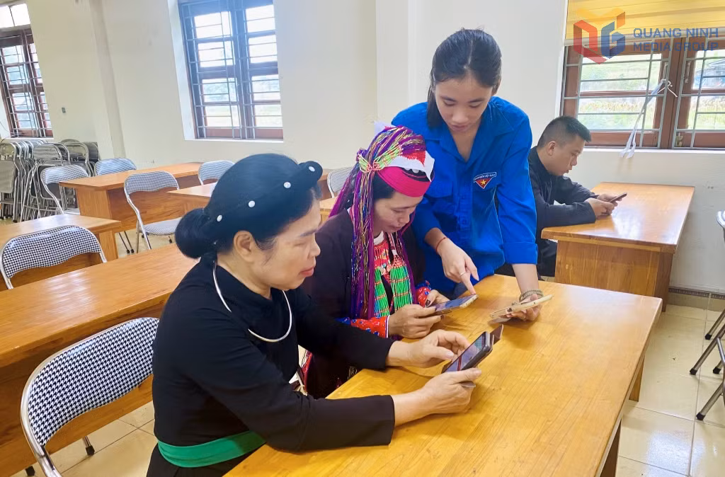 Đoàn viên, thanh niên xã Tiên Yên hướng dẫn người dân sử dụng các tiện ích số trên điện thoại thông minh.