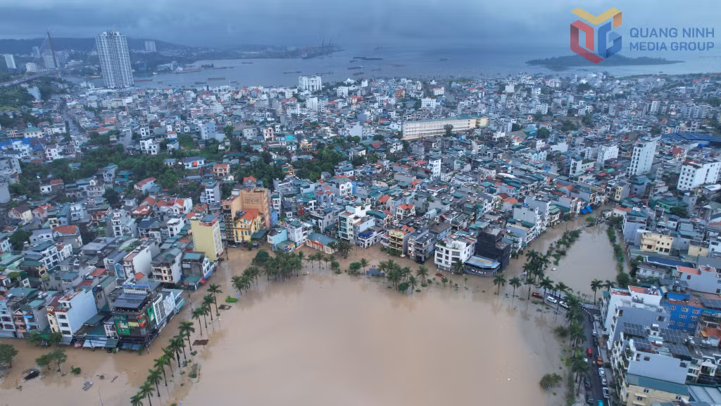 Khu vực hồ điều hòa Yết Kiêu, phường Hồng Gai bị ngập cục bộ sau mưa lớn.