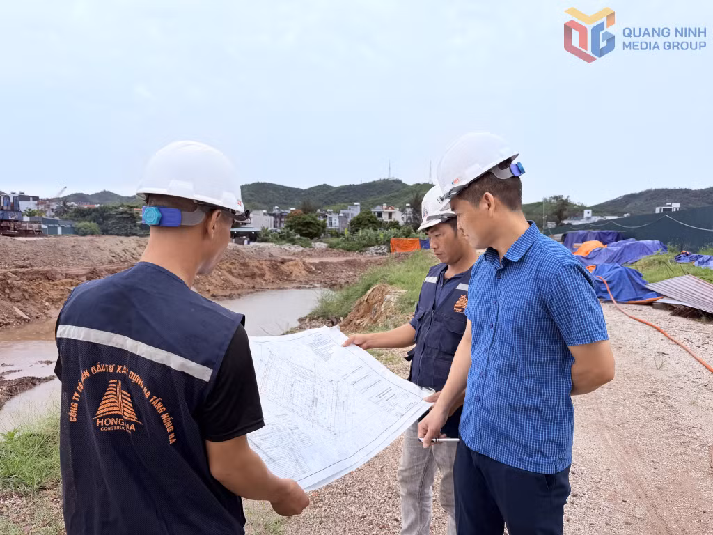 Thi công công trình xây mới chợ Cái Rồng, đặc khu Vân Đồn.