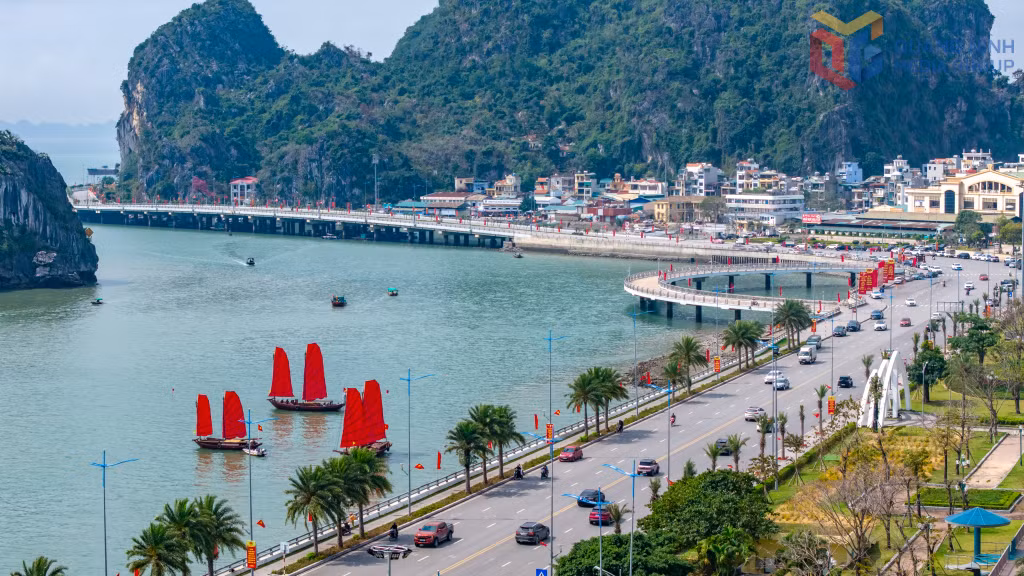 Đi dọc tuyến đường bao biển Trần Quốc Nghiễn, du khách cũng có thể ngắm nhìn những cánh buồm đỏ thắm nổi bật giữa không gian đô thị hiện đại, năng động.