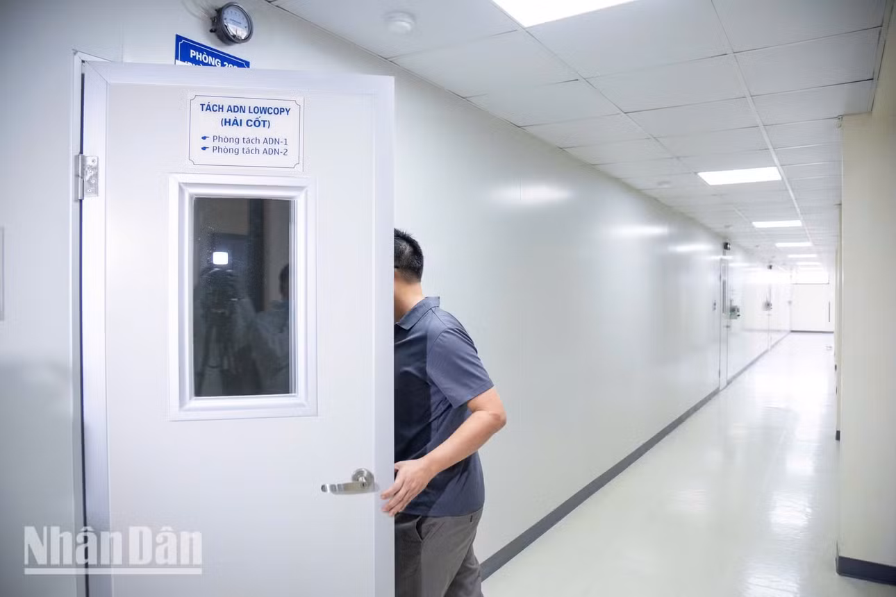 Các chuyên gia khẳng định đây là những công đoạn trong phòng Tách chiết ADN là khâu quan trọng nhất trong chuỗi 6 bước, bởi chỉ khi thu được đủ lượng ADN tinh sạch, các bước giải trình tự tiếp theo mới có thể thực hiện chính xác.