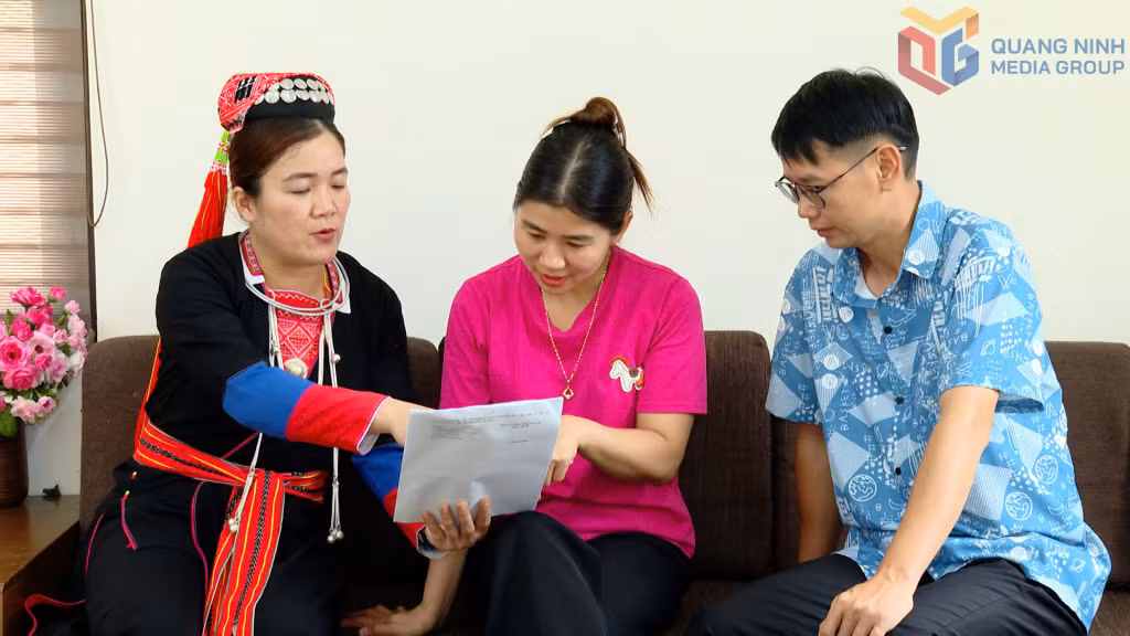 Bà Lý Thị Hà, Bí thư Chi bộ thôn Bằng Cả, trao đổi, nắm tình hình trong nhân dân trên địa bàn.
