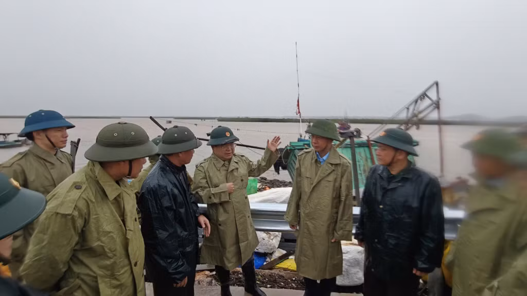 Đồng chí Bí thư Tỉnh ủy yêu cầu các lực lượng chức năng phối hợp với địa phương khẩn trương khắc phục hậu quả bão, bảo đảm an toàn tính mạng và sớm ổn định đời sống nhân dân.