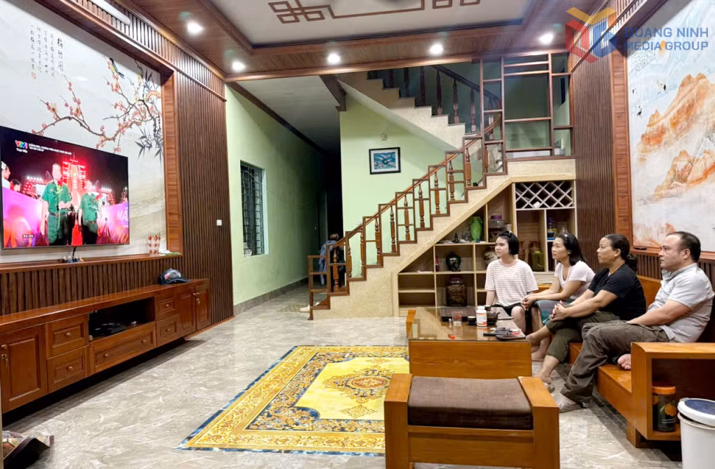 Nhiều gia đình tại đặc khu Cô Tô cùng quây quần trước màn hình tivi để những giá trị lịch sử và truyền thống cách mạng được lan tỏa cho thế hệ hôm nay.