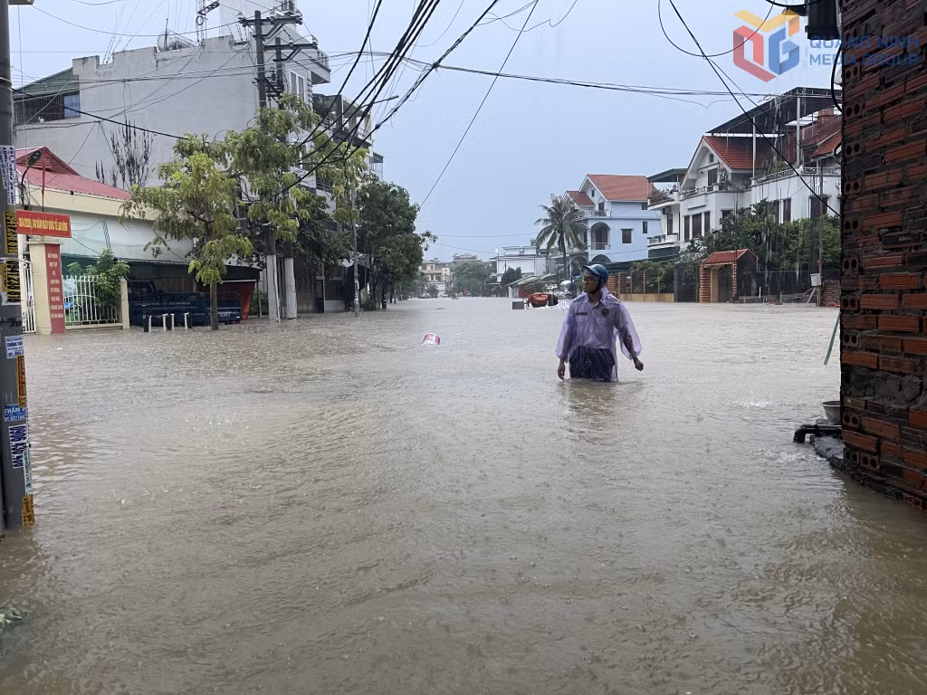Mưa lớn gây ngập lụt tại khu Cao Thắng 3, phường Hà Lầm. Ảnh: Thanh Tùng