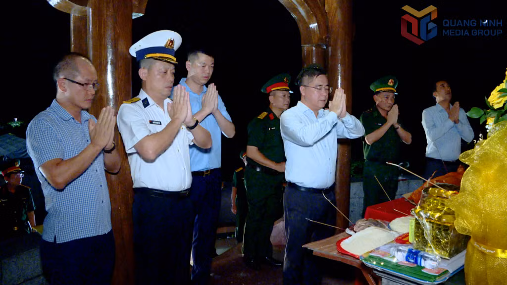 Đồng chí Nguyễn Chí Thành, Ủy viên BTV Tỉnh ủy, Phó Chủ tịch Thường trực Ủy ban MTTQ tỉnh, cùng Đoàn công tác tỉnh Quảng Ninh dâng hương tưởng niệm các Anh hùng liệt sĩ tại Thành cổ Quảng Trị.