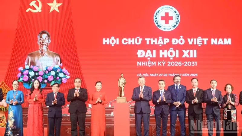 Tổng Bí thư, Chủ tịch nước Tô Lâm trao bức tượng Chủ tịch Hồ Chí Minh tặng Hội Chữ thập đỏ Việt Nam. (Ảnh: ĐĂNG KHOA)