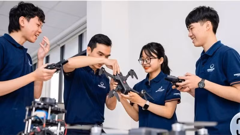 Sinh viên Đại học Phenikaa trong giờ thực hành công nghệ.