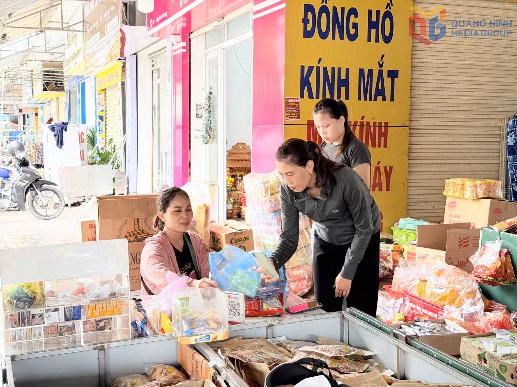 Người dân mua sắm hàng hóa tại chợ Trung tâm Hải Hà, xã Quảng Hà.