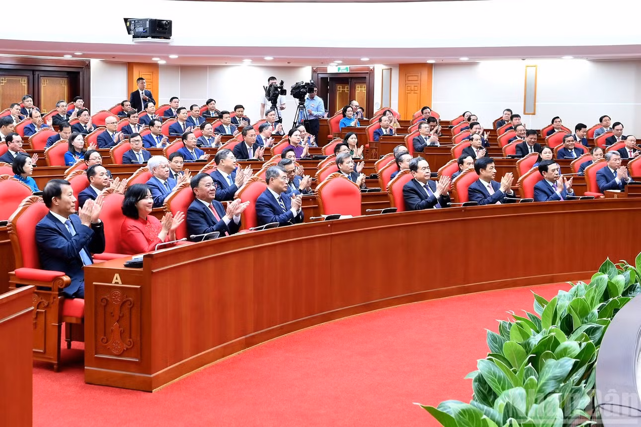 Các đồng chí lãnh đạo Đảng, Nhà nước và các đại biểu tham dự phiên bế mạc Hội nghị lần thứ ba Ban Chấp hành Trung ương Đảng Cộng sản Việt Nam khóa XIV.