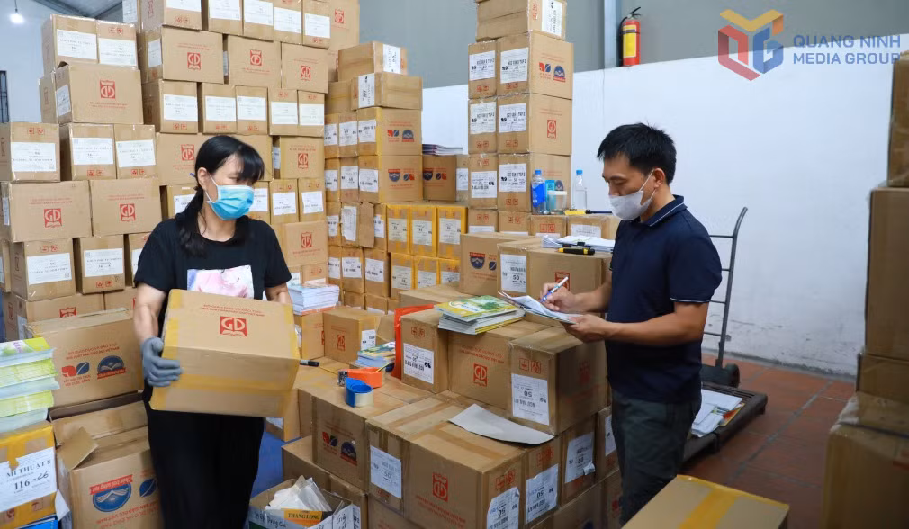 Nhân viên Công ty Cổ phần Sách và Thiết bị trường học Quảng Ninh sắp xếp, kiểm đếm sách giáo khoa theo các đơn hàng. Ảnh: Minh Hà