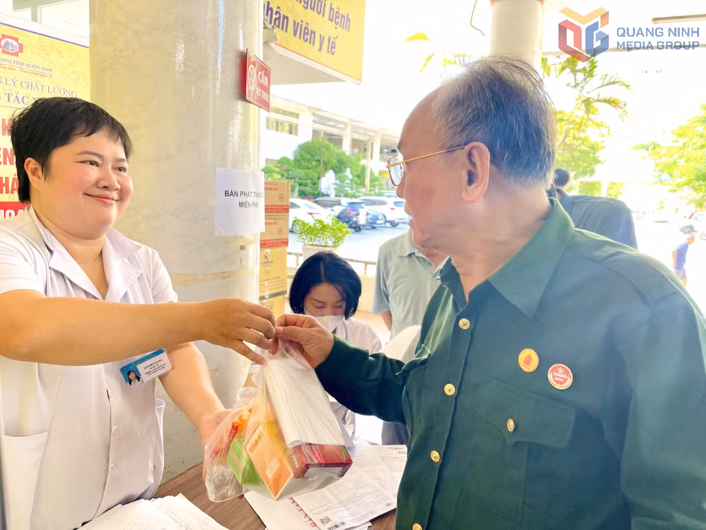 Đội ngũ y, bác sĩ cấp phát thuốc, trao quà cho người có công sau khi đã hoàn thành việc khám sức khỏe.