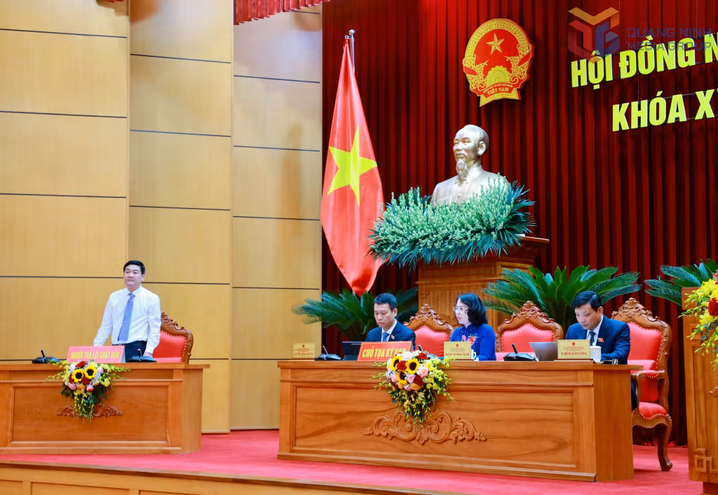 Giám đốc Sở Xây dựng Đỗ Xuân Điệp trả lời chất vấn.