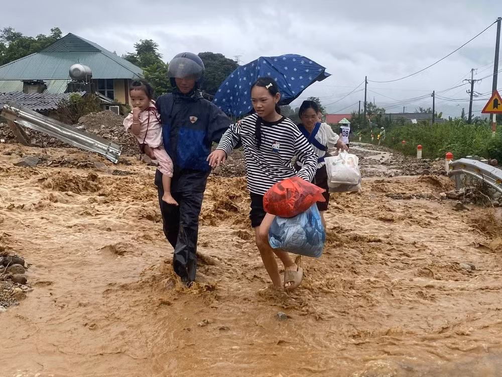 Người dân di chuyển đến nơi tam trú an toàn.