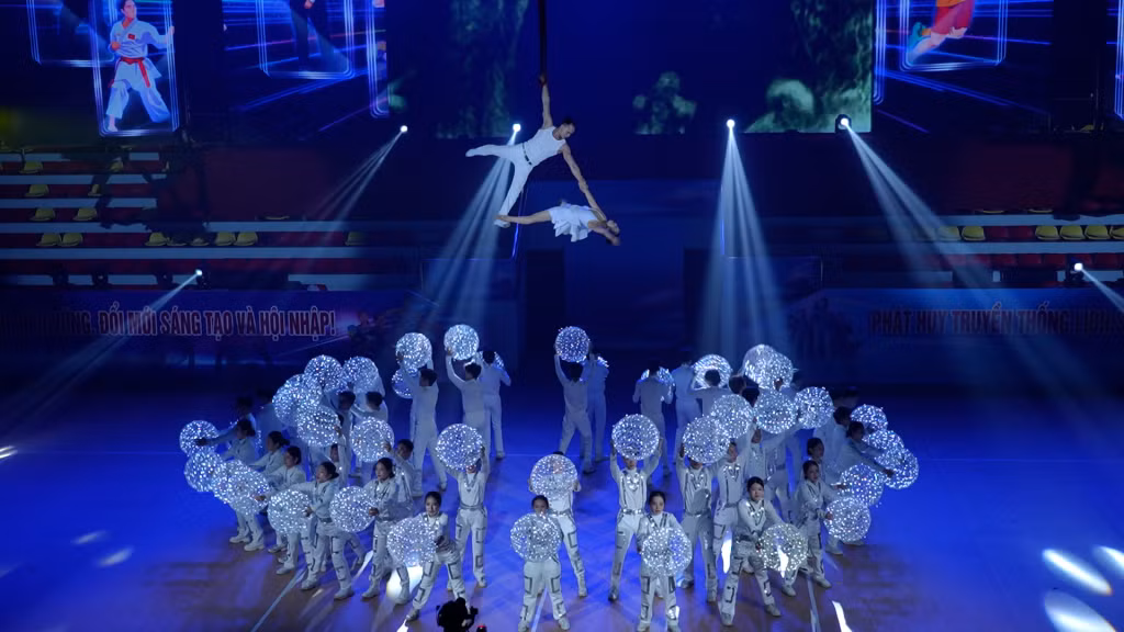 Chương trình nghệ thuật đặc biệt "Kỷ luật và Đồng tâm - Vững bước tiến vào kỷ nguyên mới" kết hợp giữa nghệ thuật truyền thống với công nghệ hiện đại.
