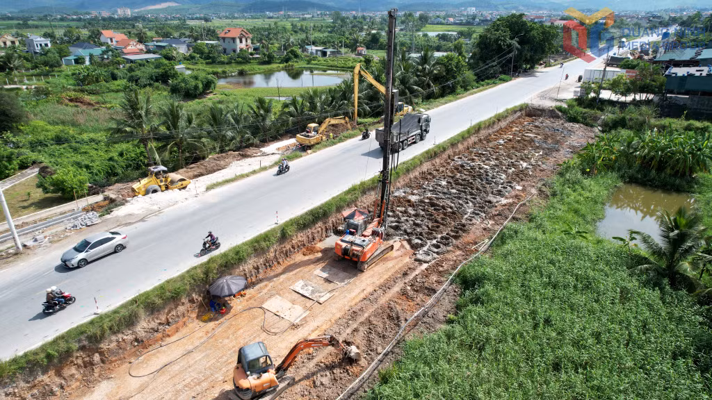 Đơn vị nhà thầu thi công cọc xi măng tại các vị trí nền đất yếu.