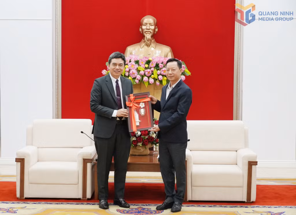 Đồng chí Lê Văn Ánh, Phó Chủ tịch UBND tỉnh Quảng Ninh và đồng chí Phút-Thạ-Văn Năn-Thạ-Vông, Thứ trưởng Bộ Công Thương Lào trao quà lưu niệm tại buổi tiếp.
