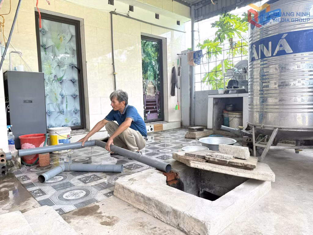Gia đình ông Nguyễn Hòa Cầm sử dụng 2 bể chứa nước mưa để tích trữ nước sinh hoạt do chưa được tiếp cận hệ thống cấp nước sạch tập trung.