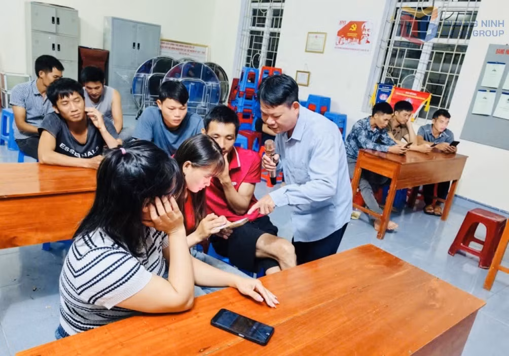 Lãnh đạo Trung tâm Phục vụ hành chính công xã Điền Xá hướng dẫn cho người dân thôn Pắc Phai nộp thủ tục hành chính qua dịch vụ công trực tuyến.