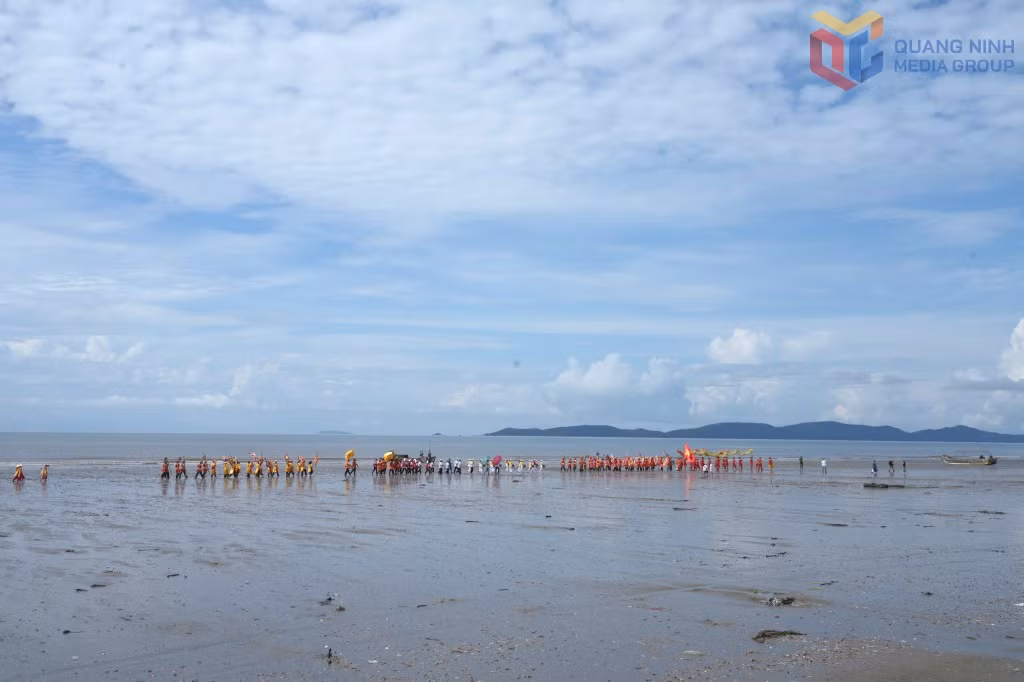 Lễ rước kiệu nghênh thần trên biển.
