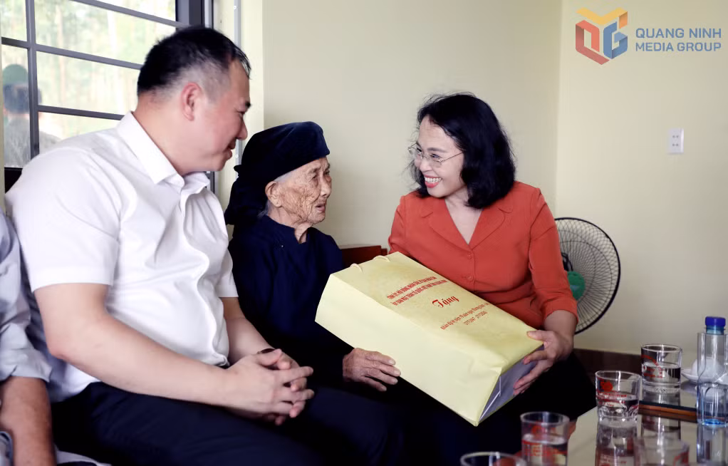 Đồng chí Trịnh Thị Minh Thanh, Phó Bí thư Thường trực Tỉnh ủy, Chủ tịch HĐND tỉnh thăm, tặng quà Bà Mẹ Việt Nam Anh hùng Hoàng Thị Nghi (tổ 5, khu phố Thanh Sơn 10, phường Uông Bí).