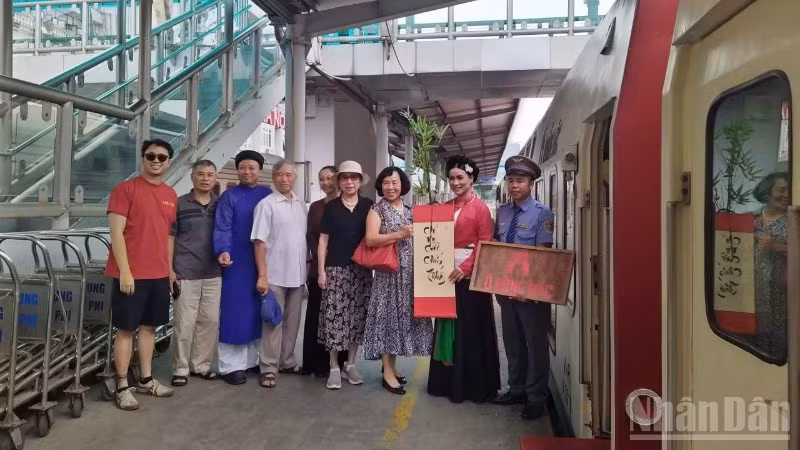 Du khách đi tàu di sản 