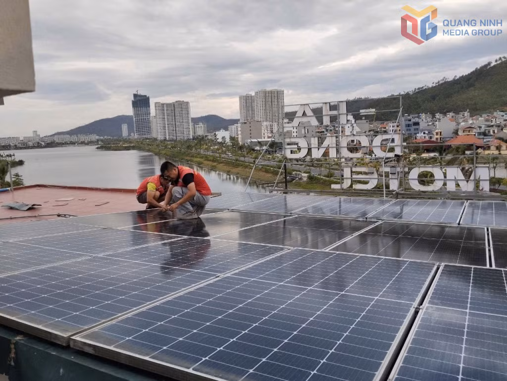 Kỹ thuật viên lắp đặt hệ thống điện mặt trời mái nhà tại phường Bãi Cháy.