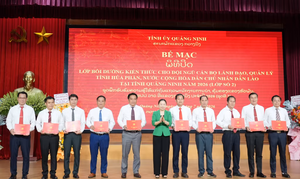 Đồng chí Vi Ngọc Bích, Ủy viên BTV Tỉnh ủy, Trưởng Ban Tổ chức Tỉnh ủy trao giấy chứng nhận cho các học viên.
