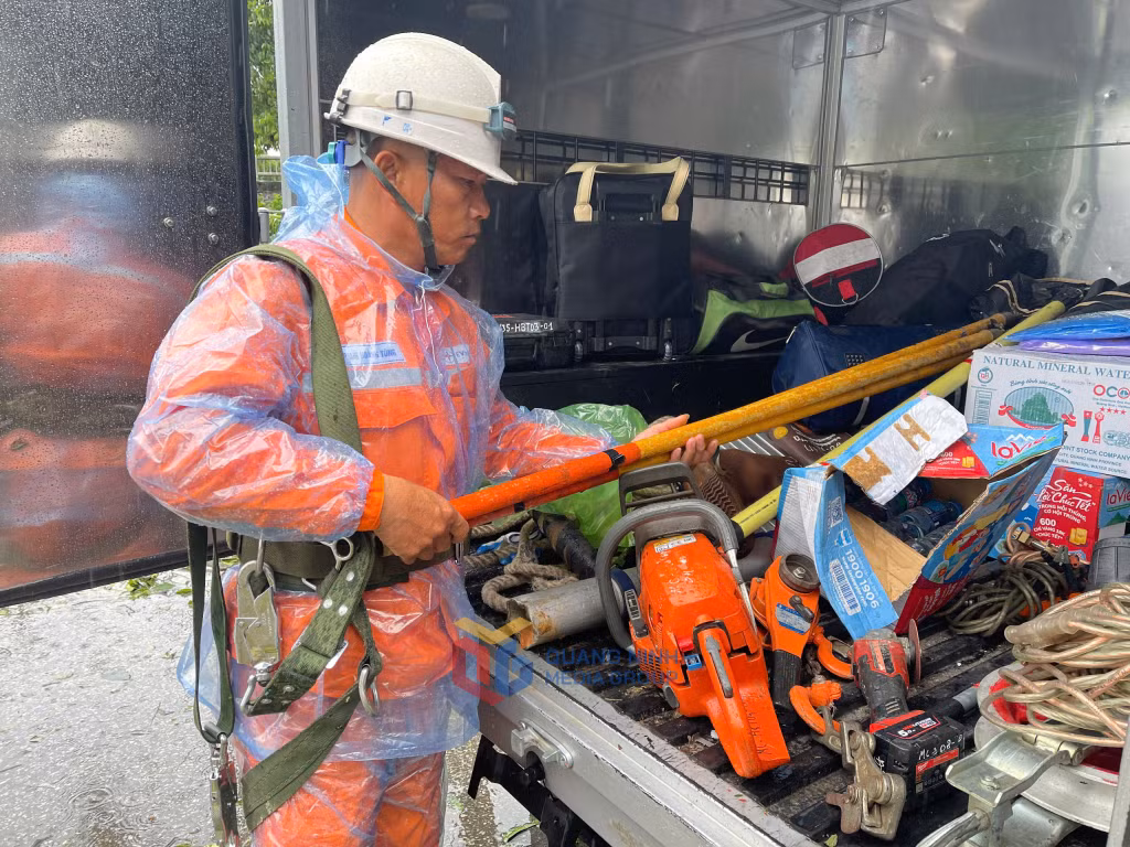 Các trang thiết bị bảo đảm an toàn trong quá trình khắc phục sự cố điện đều được chuẩn bị kỹ lưỡng, đảm bảo.