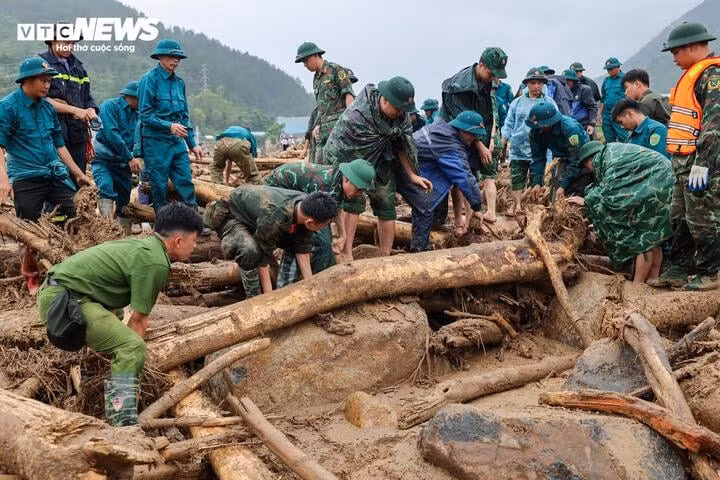 Lực lượng chức năng tìm kiếm các nạn nhân còn mất tích trong vụ lũ quét ở Lai Châu. (Ảnh: Minh Đức)