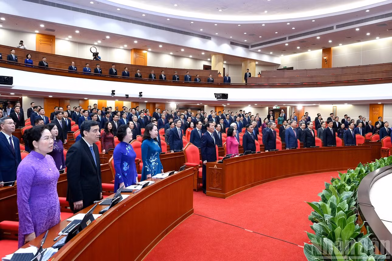 Tổng Bí thư, Chủ tịch nước Tô Lâm và các đồng chí lãnh đạo Đảng, Nhà nước và các đại biểu thực hiện nghi lễ chào cờ.